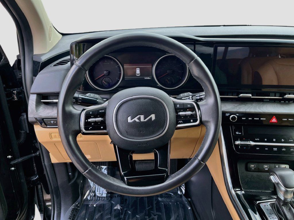 Used 2024 Kia Carnival EX FWD image 11
