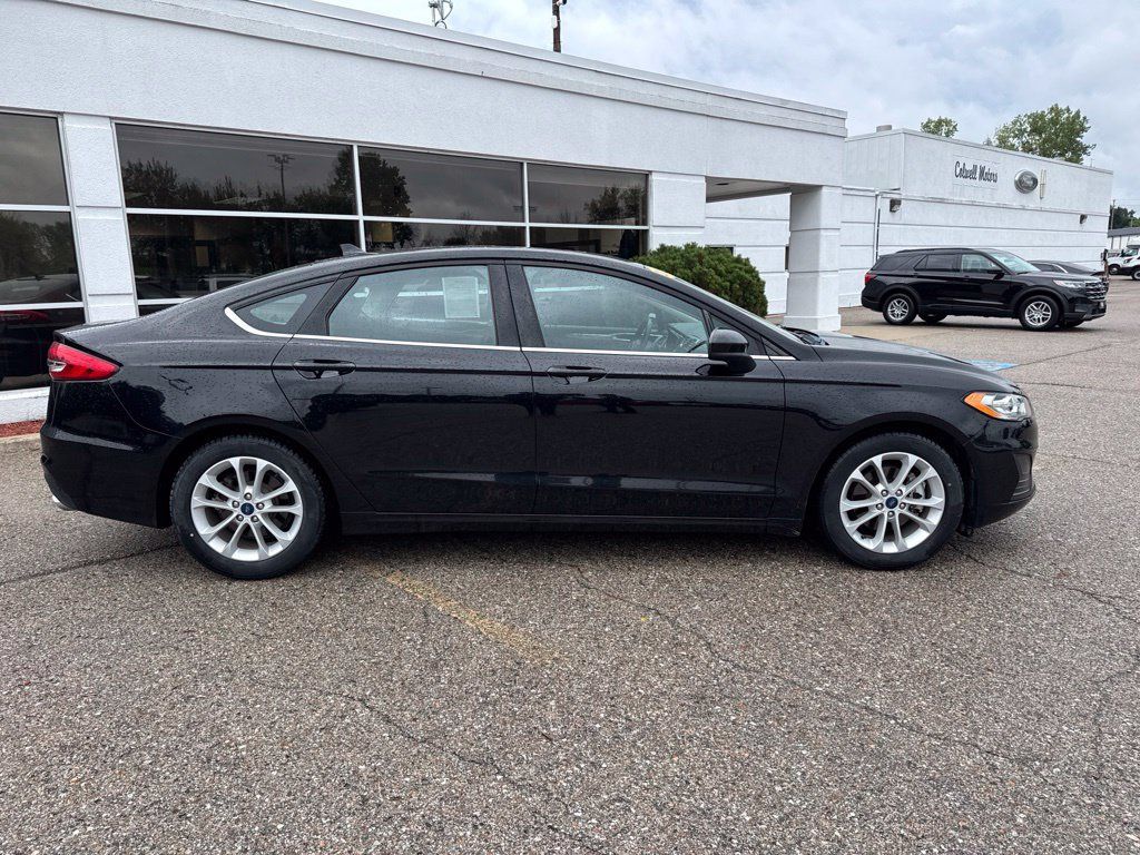 Used 2020 Ford Fusion SE FWD image 2