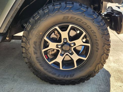 Used 2018 Jeep Wrangler Unlimited Sahara AWD/4WD image 8