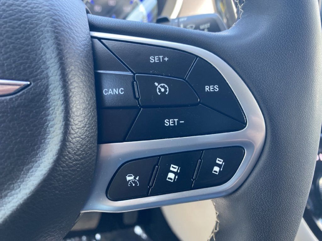 Used 2024 Chrysler Pacifica Touring-L FWD image 23