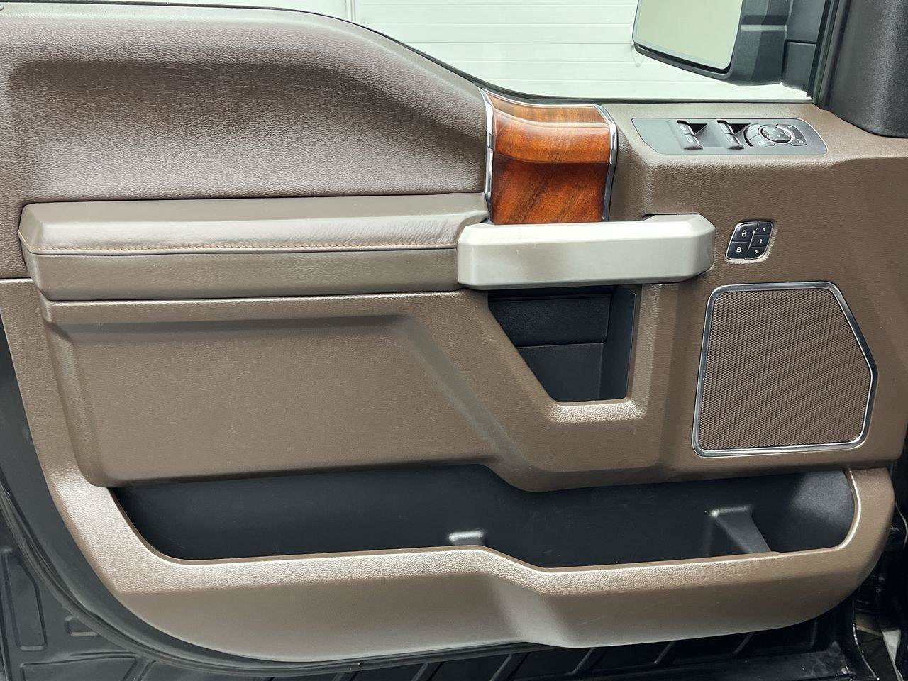 Used 2015 Ford F150 King Ranch w/ Equipment Group 601A Luxury AWD/4WD image 9