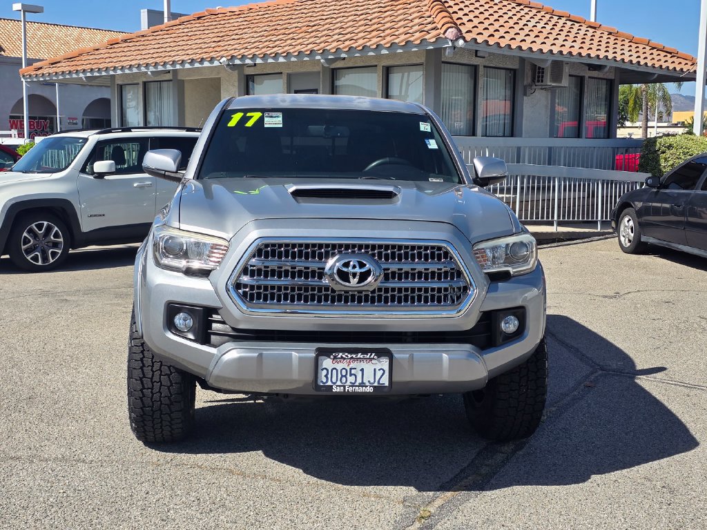 Used 2017 Toyota Tacoma TRD Sport w/ Tow Package RWD image 2