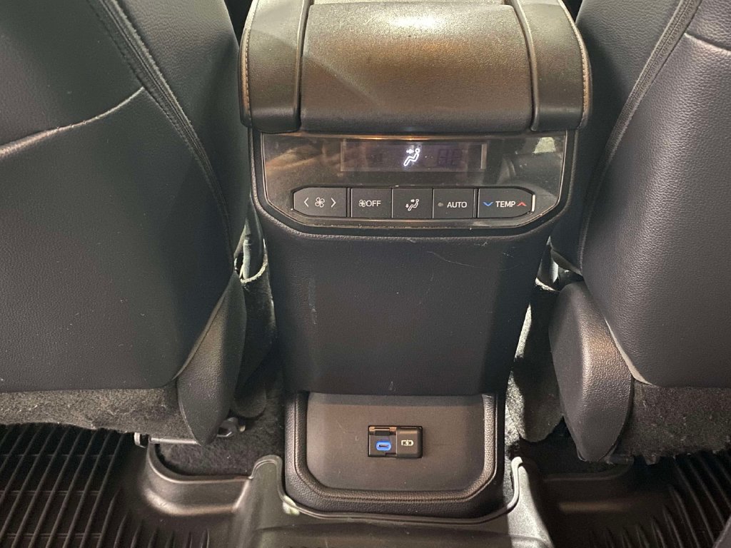 Used 2022 Toyota Highlander XLE AWD/4WD image 12