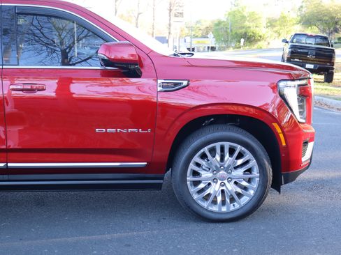 Used 2025 GMC Yukon Denali w/ Sun & Power Step Package image 11