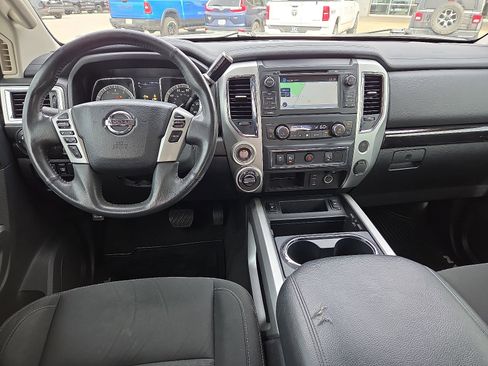 Used 2017 Nissan Titan SV image 11