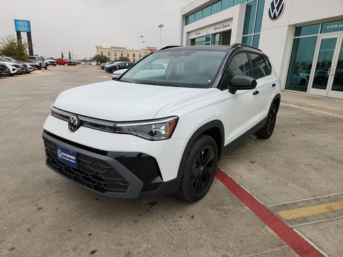 New 2026 Volkswagen Taos SE image 3