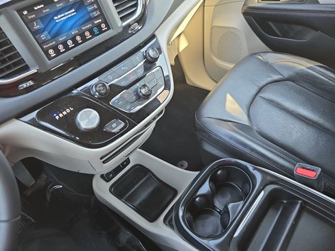 Used 2018 Chrysler Pacifica Touring-L image 26