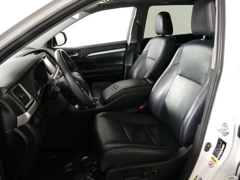 Used 2019 Toyota Highlander XLE AWD/4WD image 12