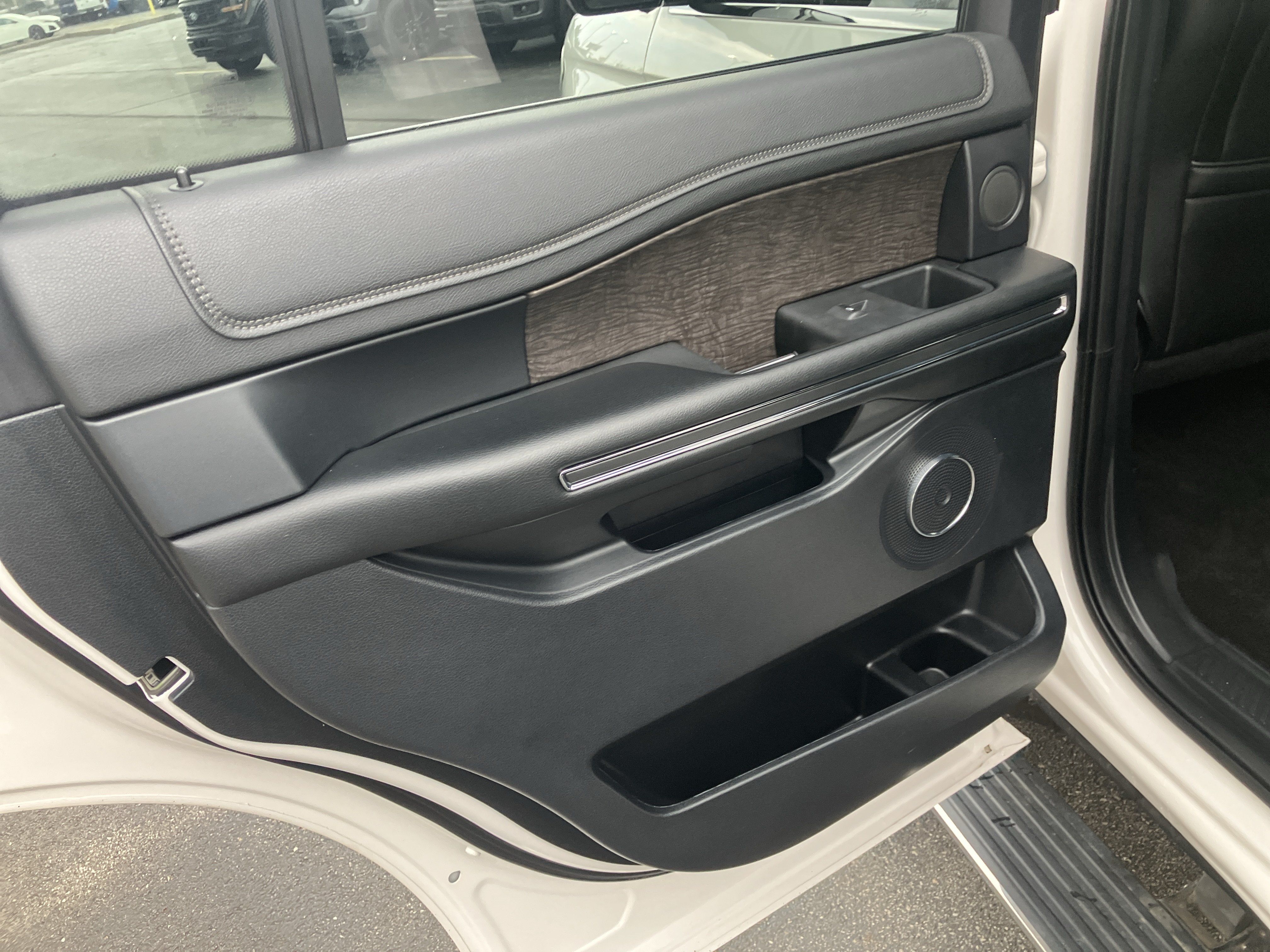 Used 2019 Ford Expedition Limited w/ Equipment Group 302A AWD/4WD image 15