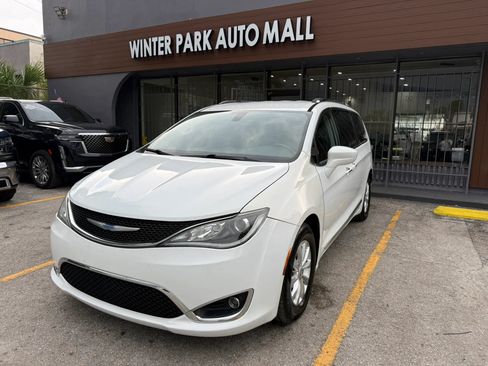 Used 2018 Chrysler Pacifica Touring-L Plus FWD image 1