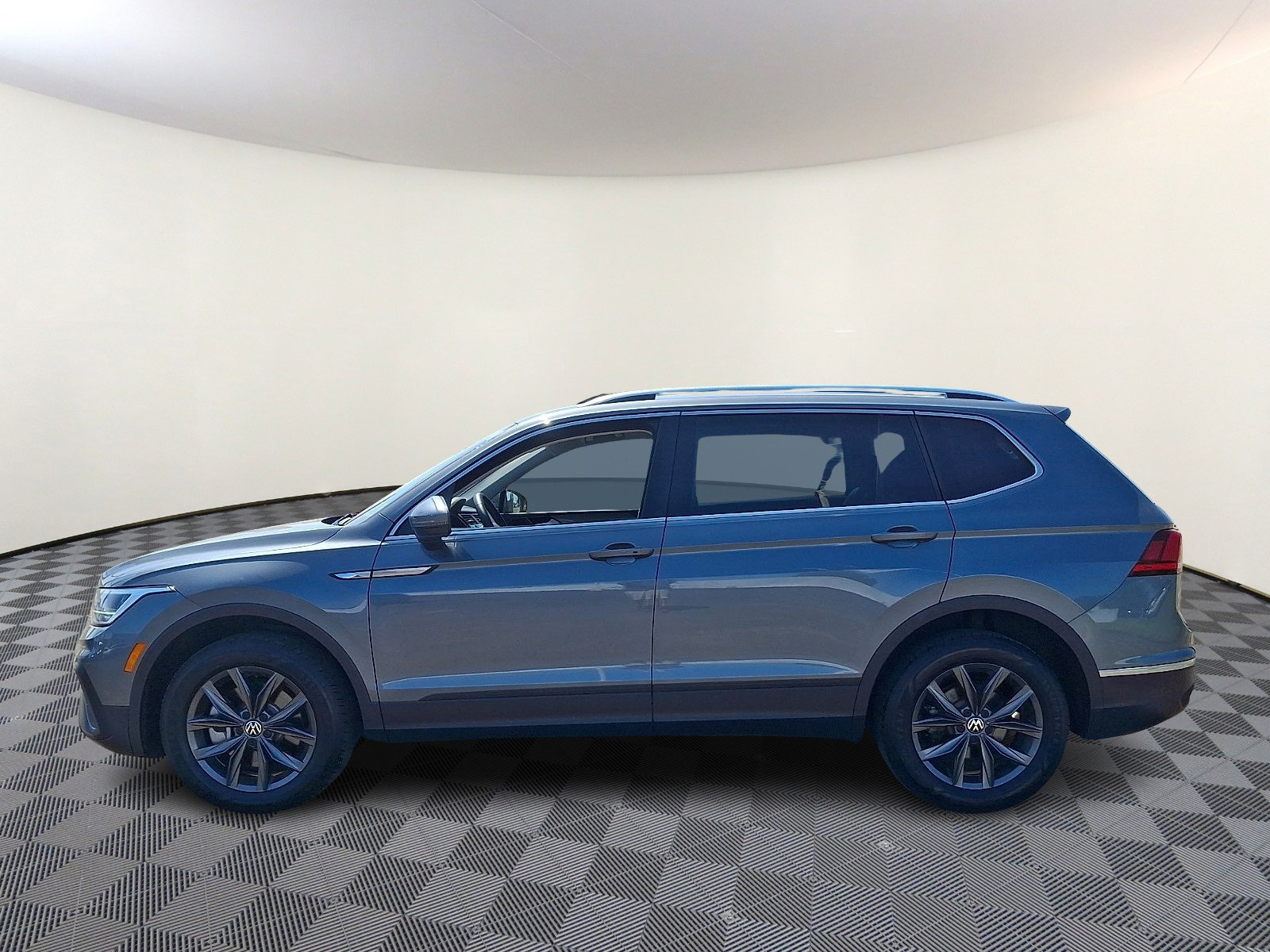Used 2024 Volkswagen Tiguan SE AWD/4WD image 4