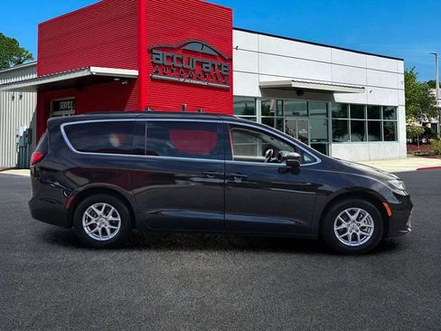 Used 2022 Chrysler Pacifica Touring-L image 6