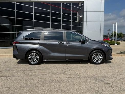 Used 2025 Toyota Sienna Limited AWD/4WD image 2