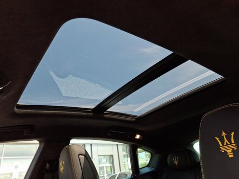 Used 2022 Maserati Levante F Tributo AWD/4WD image 15