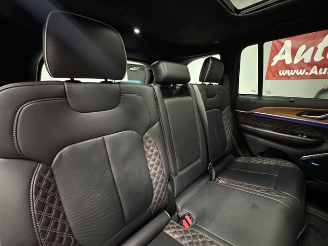 Used 2023 Jeep Grand Cherokee Summit AWD/4WD image 18