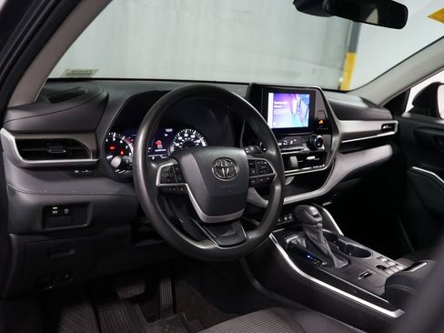 Certified 2023 Toyota Highlander L image 11