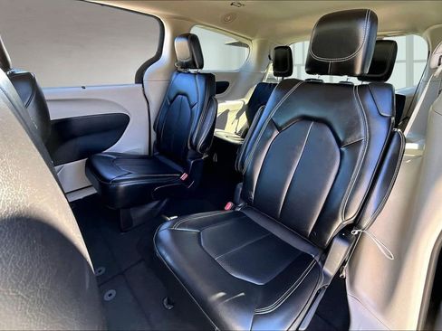 Used 2024 Chrysler Pacifica Touring-L image 22