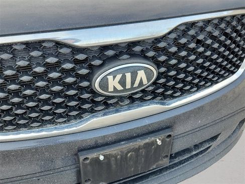 Used 2017 Kia Sorento LX w/ LX Convenience Package image 9