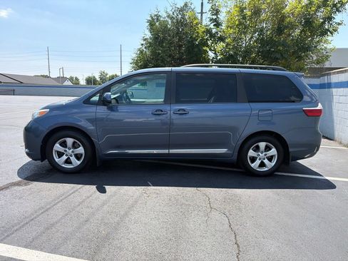 Used 2016 Toyota Sienna LE FWD image 2