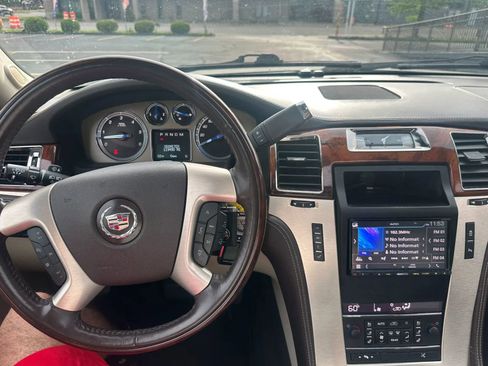 Used 2013 Cadillac Escalade Platinum AWD/4WD image 21