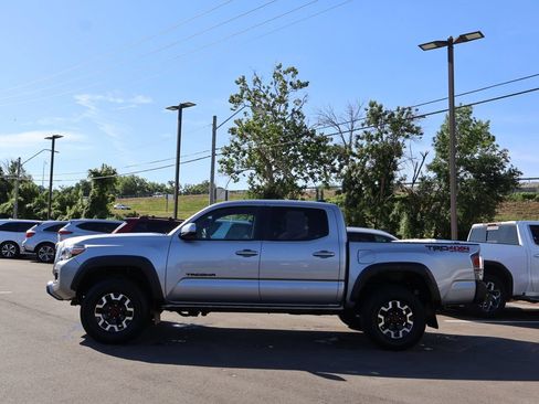 Used 2020 Toyota Tacoma TRD Off-Road AWD/4WD image 4
