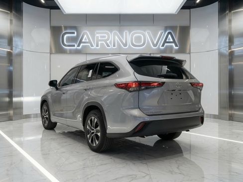 Used 2020 Toyota Highlander XLE FWD image 3