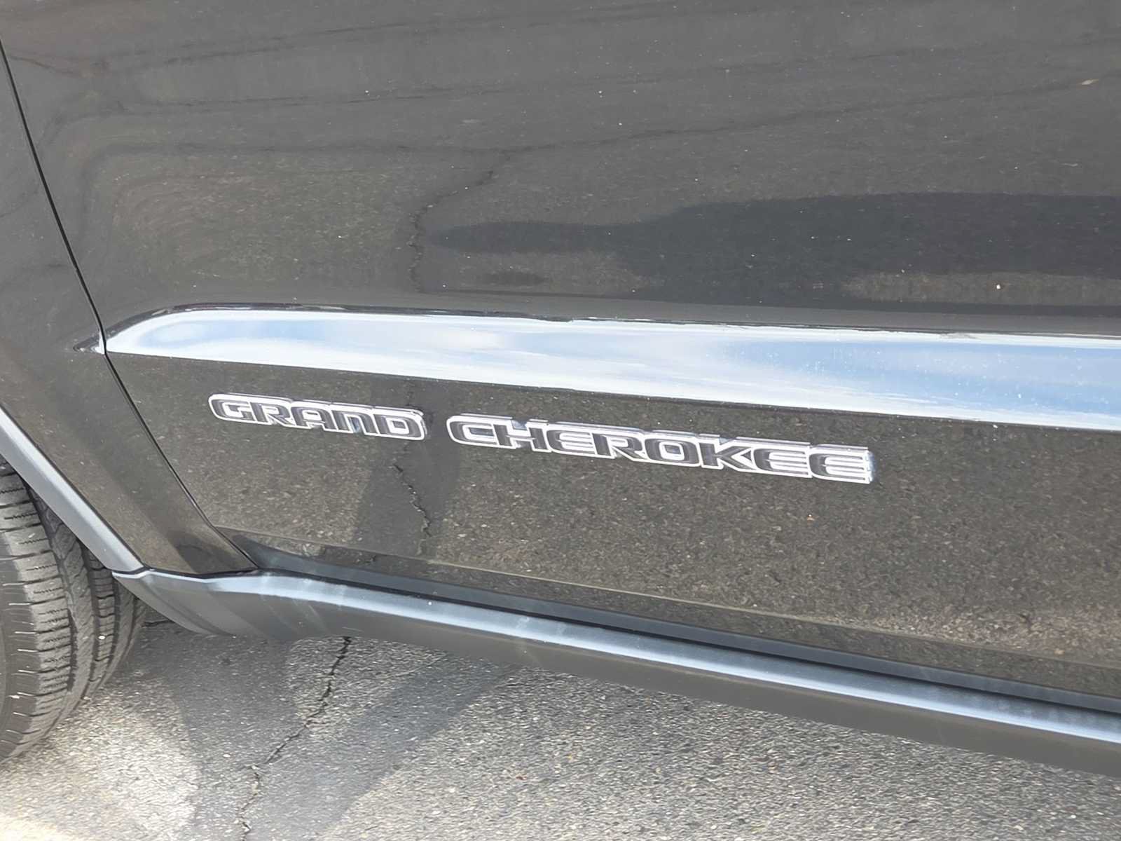 Used 2018 Jeep Grand Cherokee Laredo AWD/4WD image 15