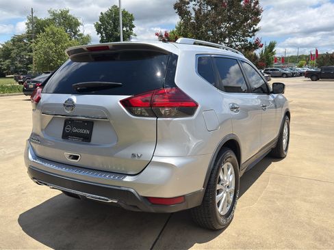 Used 2017 Nissan Rogue SV w/ SV Premium Package FWD image 3