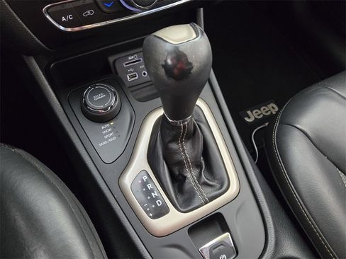 Used 2016 Jeep Cherokee Limited image 23