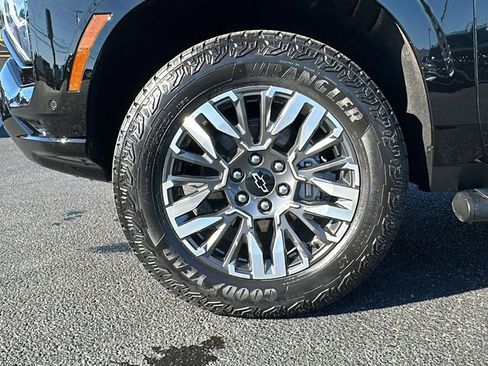 Used 2025 Chevrolet Suburban Z71 w/ Comfort Package AWD/4WD image 13