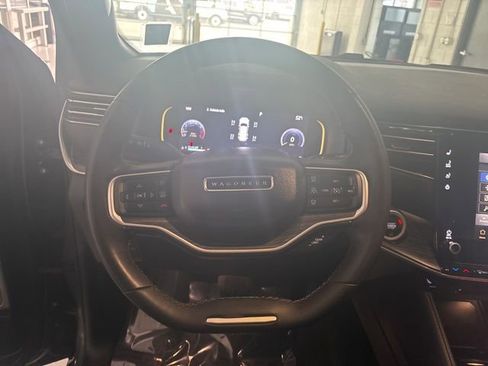 Used 2023 Jeep Wagoneer L Series II image 32