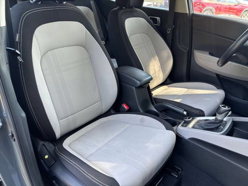 Used 2025 Hyundai Venue SEL FWD image 35