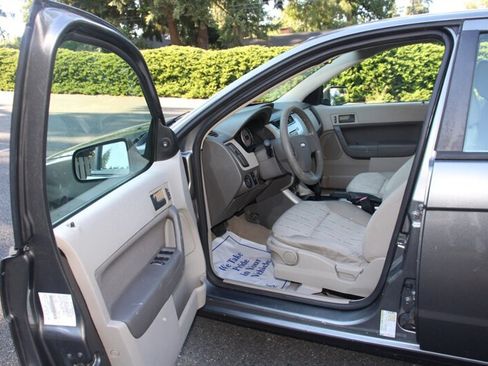 Used 2010 Ford Focus SE FWD image 5
