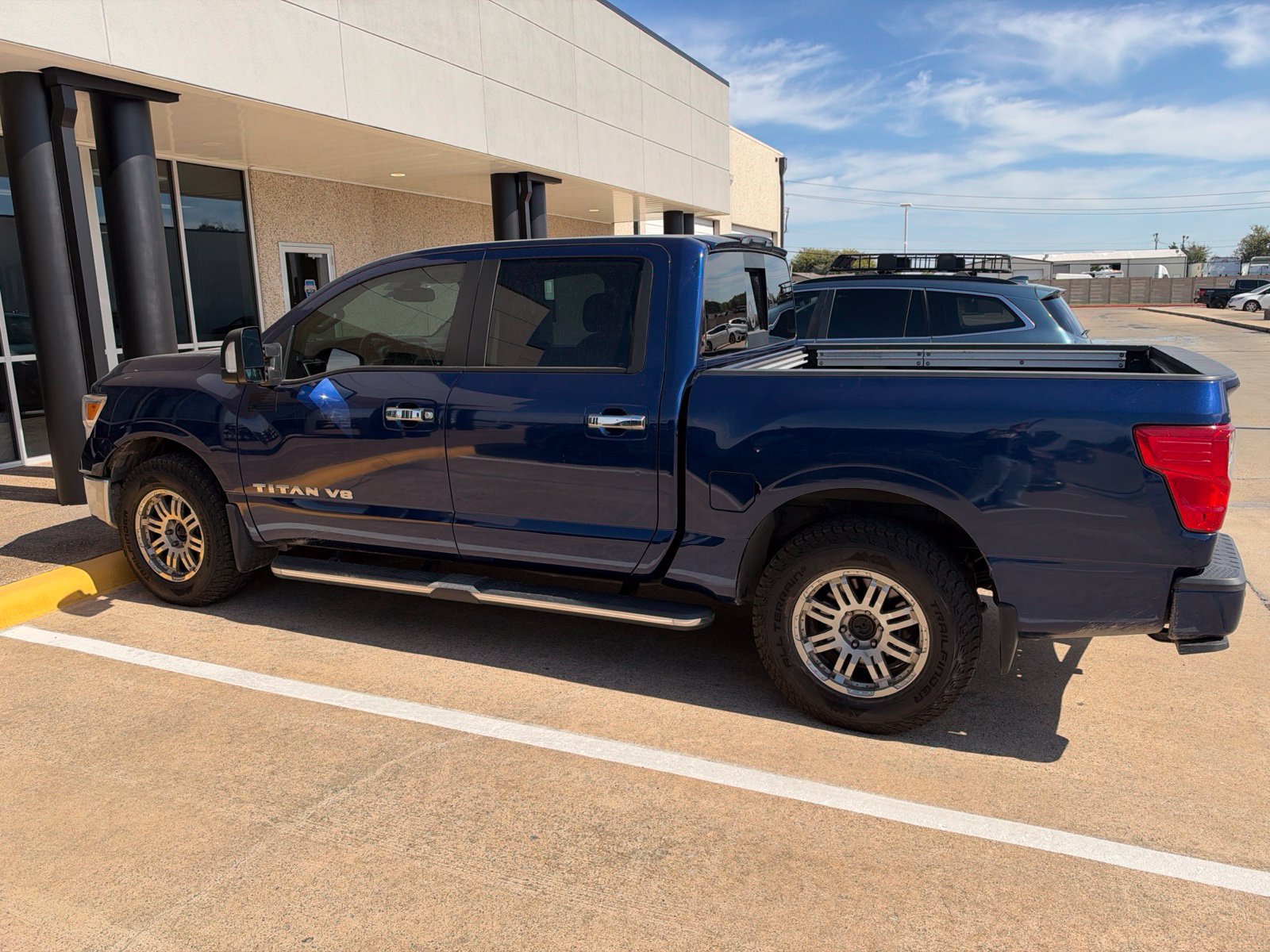 Used 2019 Nissan Titan SV w/ SV Convenience Package AWD/4WD image 3