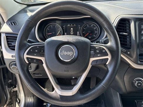 Used 2015 Jeep Cherokee Sport image 18