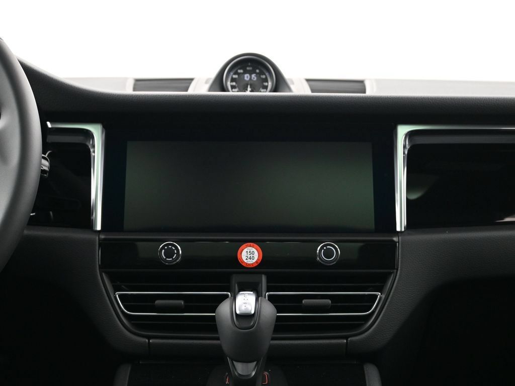 Certified 2026 Porsche Macan AWD/4WD image 11