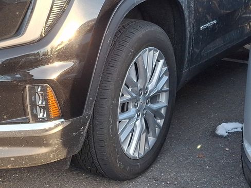 Used 2024 GMC Acadia Elevation image 6