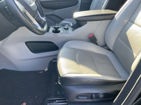 Used 2024 GMC Terrain SLT image 2