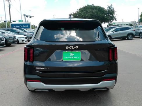 Used 2025 Kia Sorento LX FWD image 7