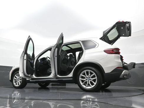 Used 2022 BMW X5 xDrive40i w/ Premium Package AWD/4WD image 41