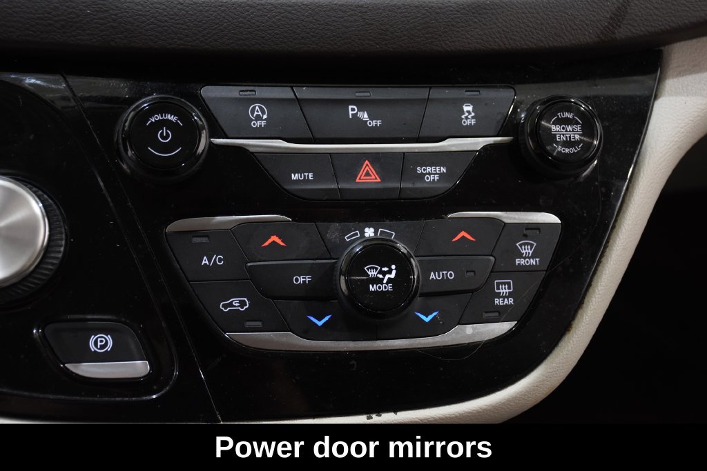 Used 2020 Chrysler Pacifica Touring-L FWD image 23