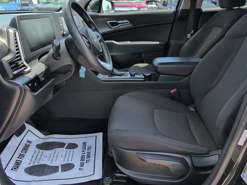 Used 2023 Kia Sportage LX image 8