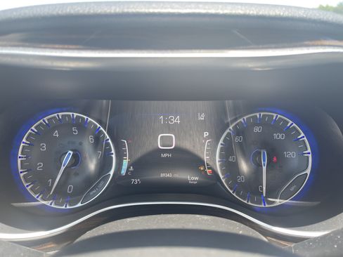 Used 2023 Chrysler Pacifica Limited FWD image 21