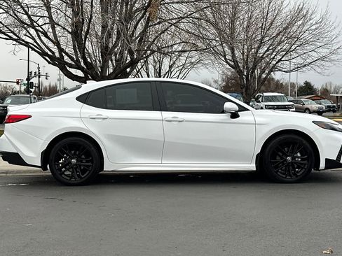 Used 2025 Toyota Camry SE image 8