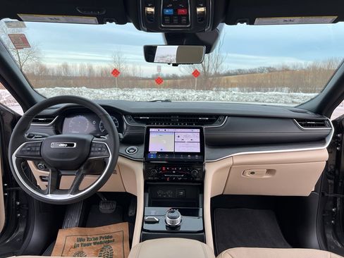 Used 2024 Jeep Grand Cherokee Limited w/ Luxury Tech Group II image 21