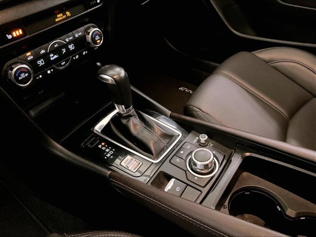 Used 2018 MAZDA MAZDA3 Touring FWD image 16