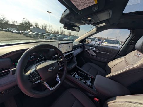 Used 2025 Ford Explorer Platinum w/ Ultimate Package image 17