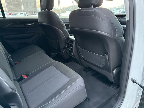 Used 2024 Jeep Grand Cherokee Laredo X image 36