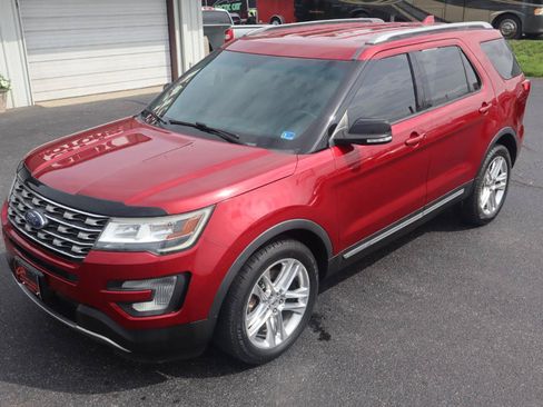 Used 2017 Ford Explorer XLT w/ Equipment Group 201A AWD/4WD image 11