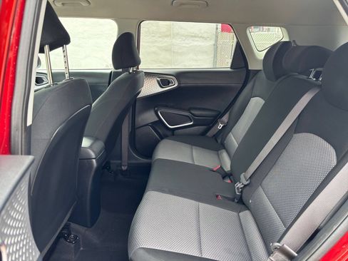Used 2025 Kia Soul LX w/ LX Technology Package FWD image 23